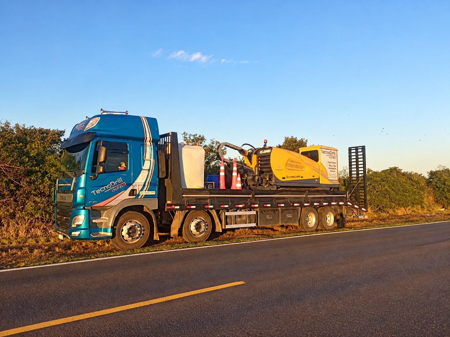 Caminhão azul Tecnodrill com perfuratriz