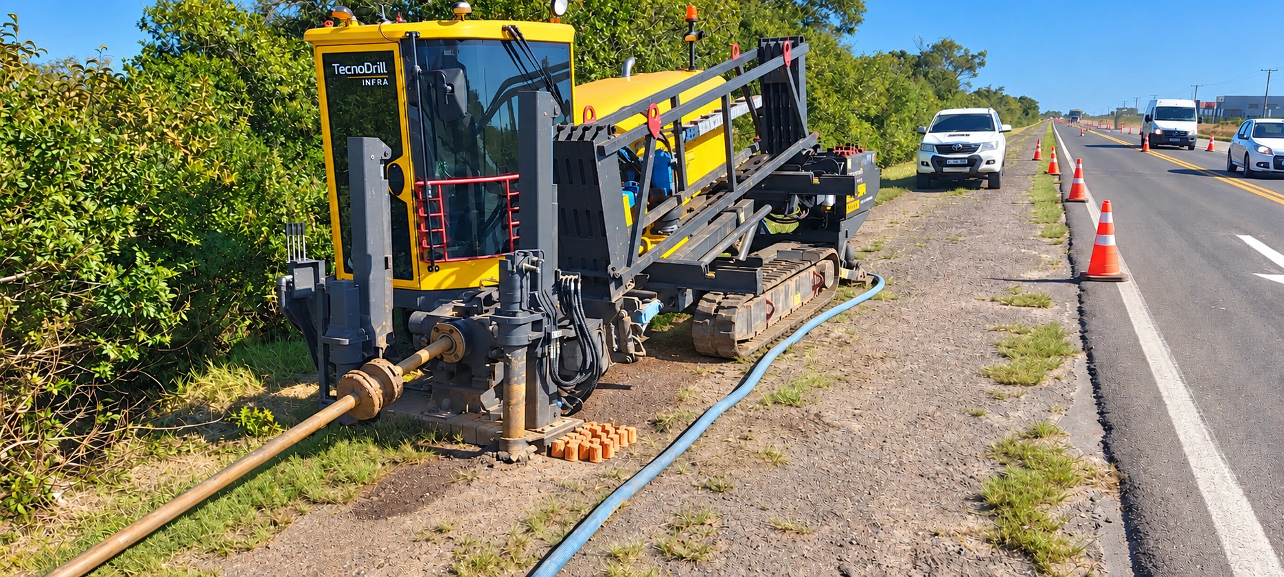 Perfuratriz Tecnodrill em operação junto à rodovia